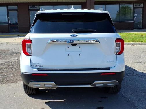 Star White Metallic Tri-Coat 2024 Ford Explorer XLT