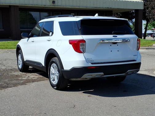 Star White Metallic Tri-Coat 2024 Ford Explorer XLT