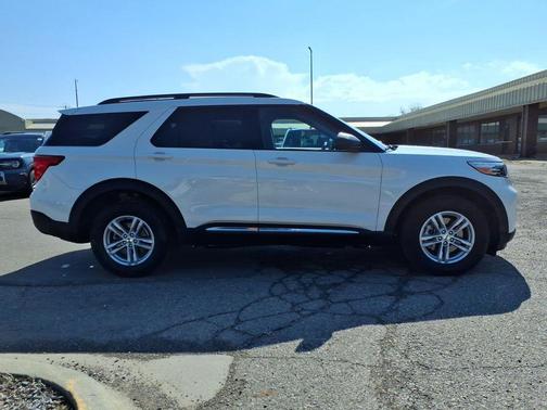 Star White Metallic Tri-Coat 2024 Ford Explorer XLT