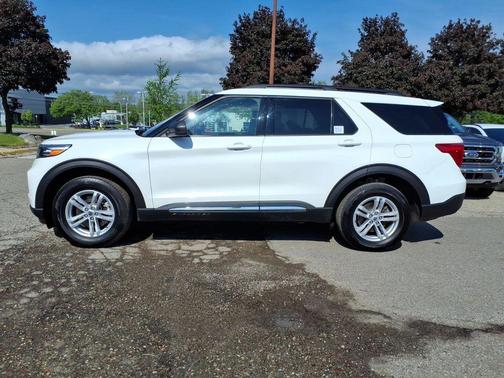 Star White Metallic Tri-Coat 2024 Ford Explorer XLT