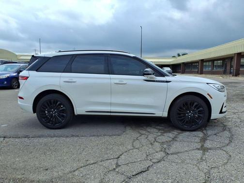 Pristine White Metallic Tri-Coat 2024 Lincoln Corsair Reserve