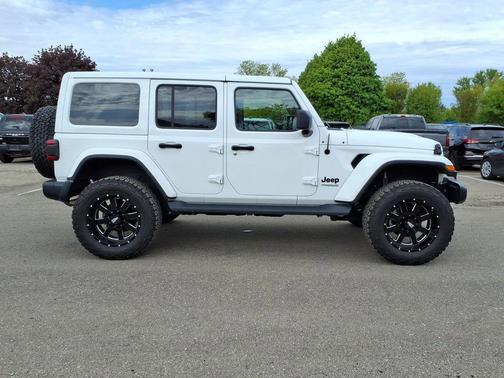 Bright White Clearcoat 2021 Jeep Wrangler Unlimited Sahara