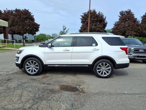 White Platinum Clearcoat Metallic 2017 Ford Explorer Limited
