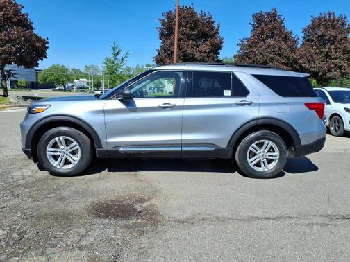 Iconic Silver Metallic 2023 Ford Explorer XLT