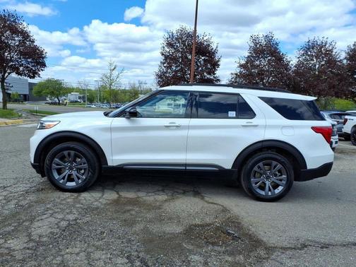 Star White Metallic Tri-Coat 2023 Ford Explorer XLT