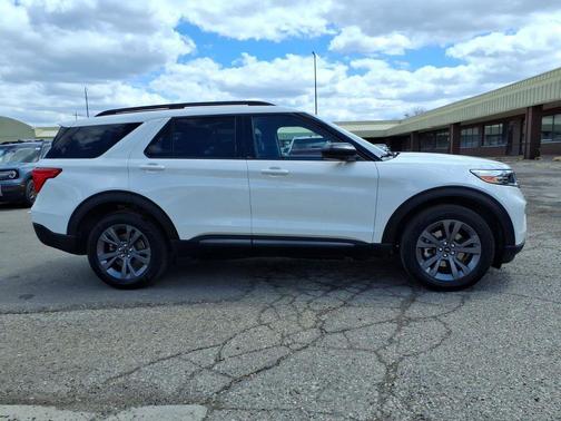 Star White Metallic Tri-Coat 2023 Ford Explorer XLT