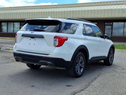 Star White Metallic Tri-Coat 2023 Ford Explorer XLT