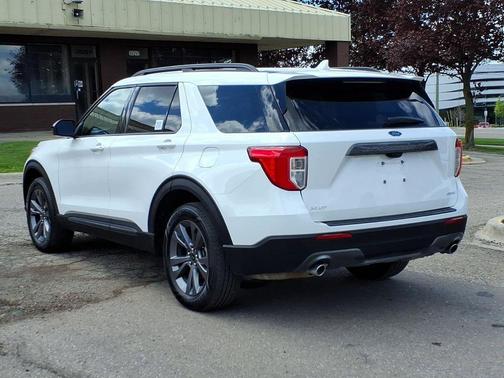Star White Metallic Tri-Coat 2023 Ford Explorer XLT