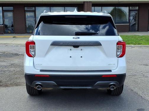 Star White Metallic Tri-Coat 2023 Ford Explorer XLT