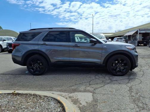 Carbonized Gray Metallic 2023 Ford Explorer ST-Line
