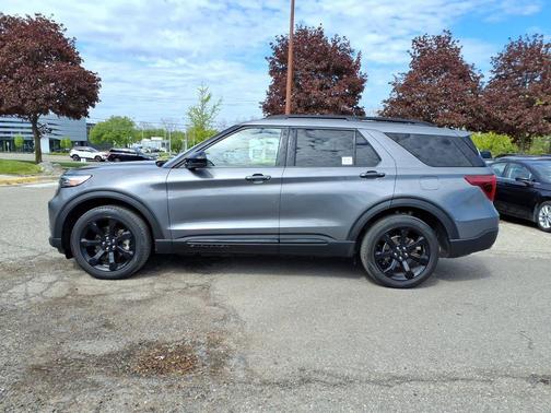 Carbonized Gray Metallic 2023 Ford Explorer ST-Line
