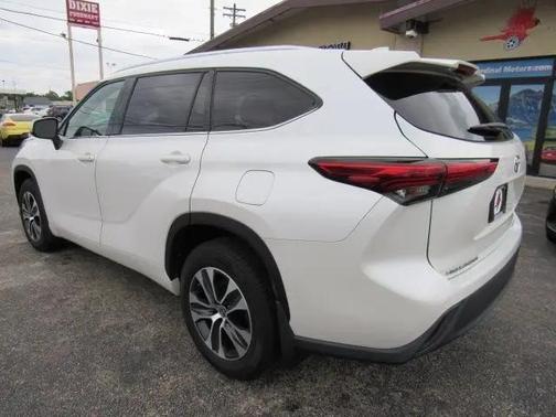 Blizzard Pearl 2021 Toyota Highlander XLE