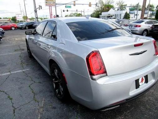 Gloss Black 2020 Chrysler 300 Touring