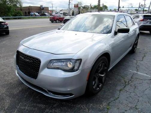 Gloss Black 2020 Chrysler 300 Touring