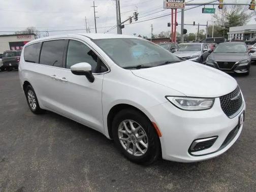 2023 Chrysler Pacifica Touring