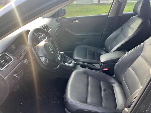 Platinum Gray Metallic 2011 Volkswagen Jetta SE