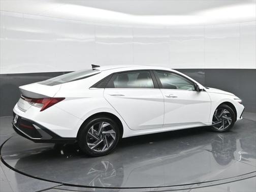 2025 Hyundai ELANTRA SEL