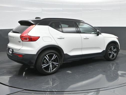 2022 Volvo XC40 T5 R-Design