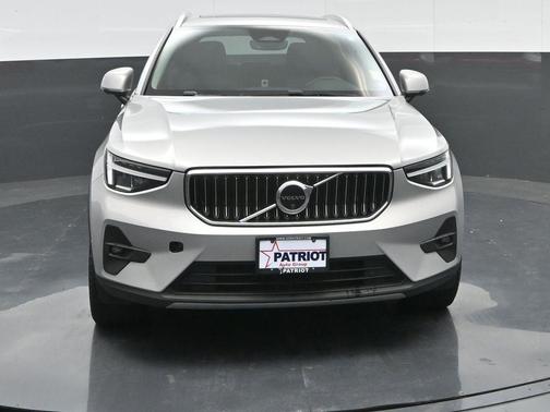 2024 Volvo XC40 B5 Plus Bright Theme