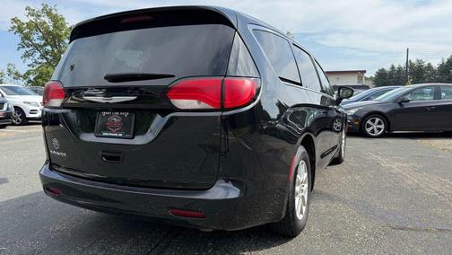 2022 Chrysler Voyager LX