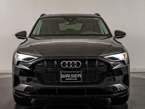 Mythos Black Metallic 2022 Audi e-tron Premium