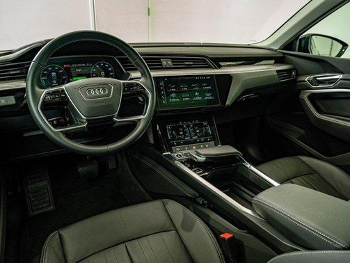 Mythos Black Metallic 2022 Audi e-tron Premium