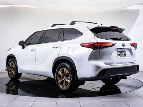 2022 Toyota Highlander Hybrid XLE