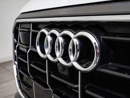 Glacier White Metallic 2023 Audi Q8 55 Premium Plus