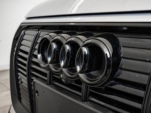 Florett Silver Metallic 2022 Audi e-tron Premium