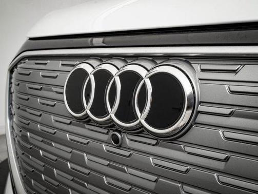 2022 Audi e-tron Premium Plus