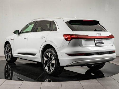 Glacier White Metallic 2022 Audi e-tron Premium Plus