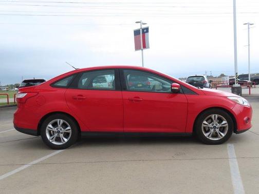 Photo 2 of 7 of 2014 Ford Focus SE