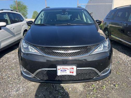 Brilliant Black Crystal Pearlcoat 2017 Chrysler Pacifica Touring-L