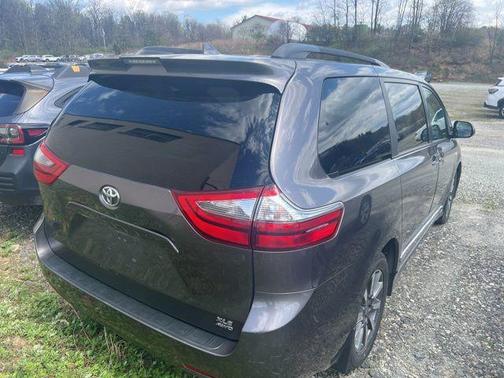 2020 Toyota Sienna XLE