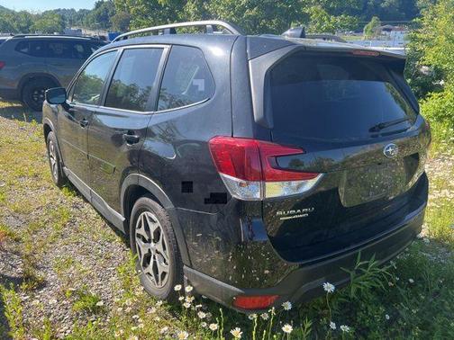 Crystal Black Silica 2023 Subaru Forester Premium