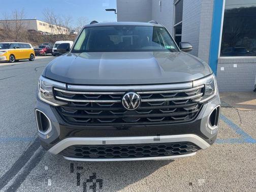 Pure Gray 2024 Volkswagen Atlas 2.0T Peak Edition SE w/Technology