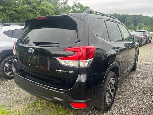 Dark Gray Metallic 2018 Subaru Forester 2.5i Premium