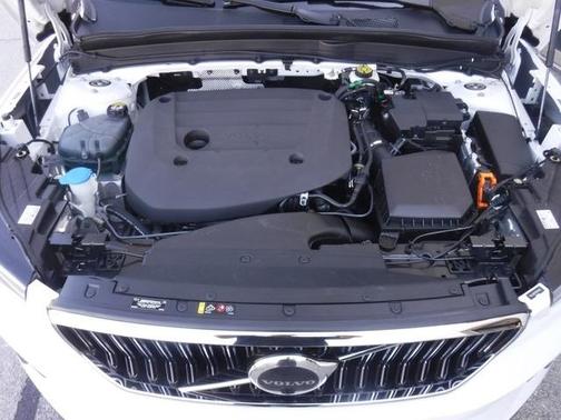 2023 Volvo XC40 B5 Plus Bright Theme