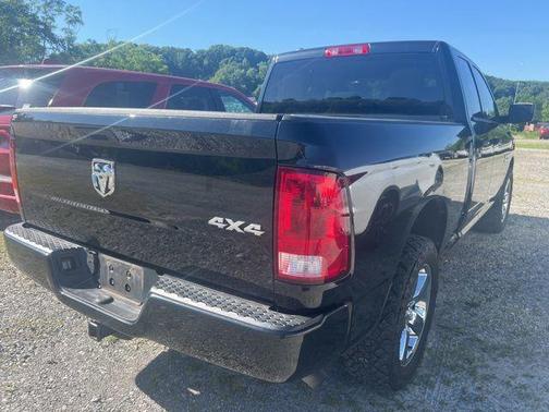 Brilliant Black Crystal Pearlcoat 2018 RAM 1500 Express
