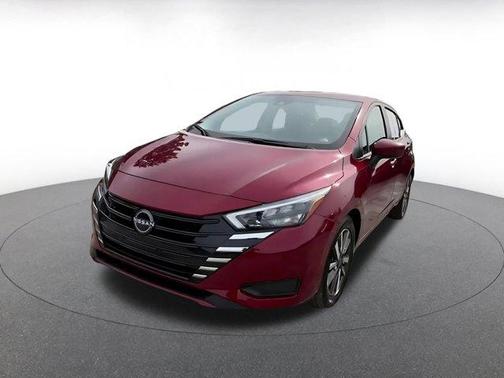 Scarlet Ember 2025 Nissan Versa 1.6 SV