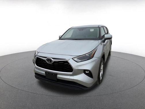 Silver 2025 Toyota Highlander LE