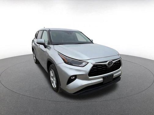 Silver 2025 Toyota Highlander LE