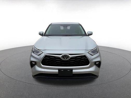 Silver 2025 Toyota Highlander LE
