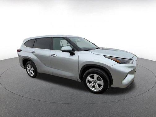Silver 2025 Toyota Highlander LE