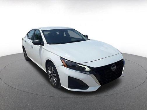 Glacier White 2025 Nissan Altima SV