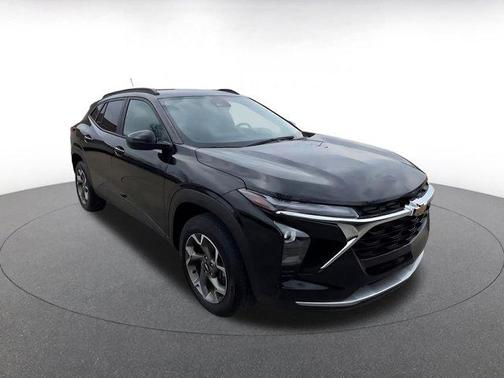 Mosaic Black Metallic 2025 Chevrolet Trax LT