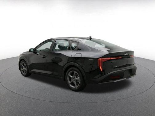 Aurora Black Pearl 2025 Kia K4