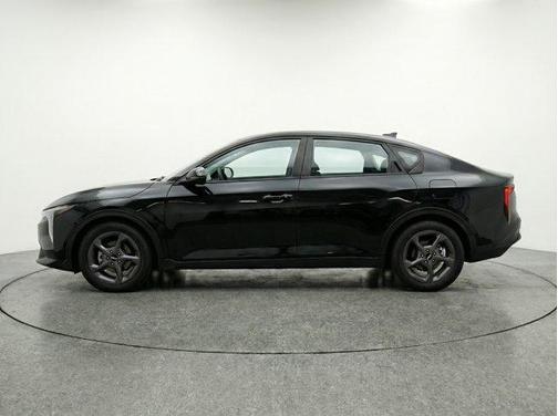 Aurora Black Pearl 2025 Kia K4