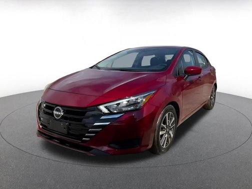 Scarlet Ember 2025 Nissan Versa 1.6 SV