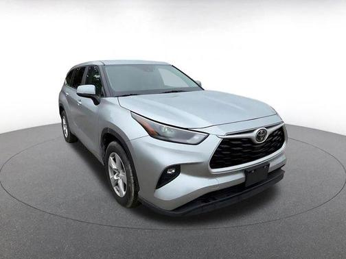 Silver 2025 Toyota Highlander LE